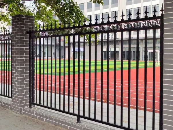 你们小孩的学校围栏是什么样的？